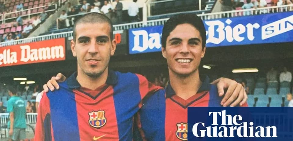 Dos jugadores posando en el Camp Nou con camisetas del Barça