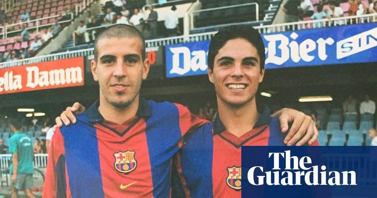 Dos jugadores posando en el Camp Nou con camisetas del Barça