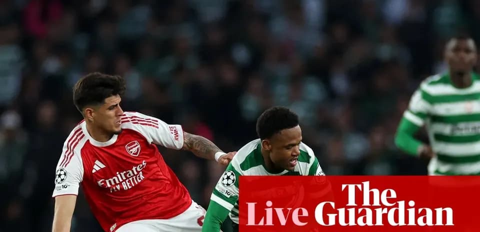 Jugador de Arsenal desafiando a oponente de Celtic