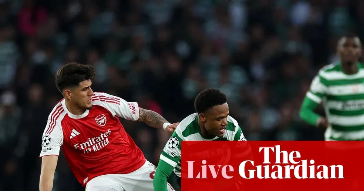 Jugador de Arsenal desafiando a oponente de Celtic