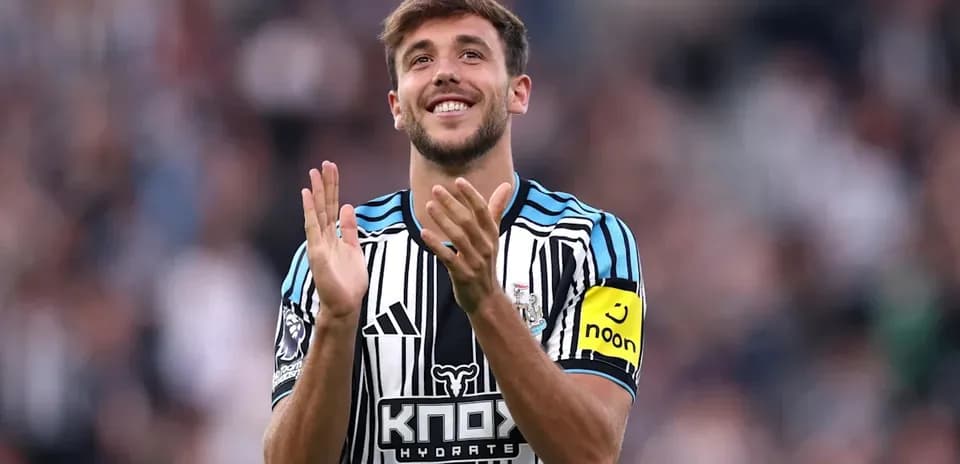 Jugador aplaudiendo con camiseta de Newcastle United