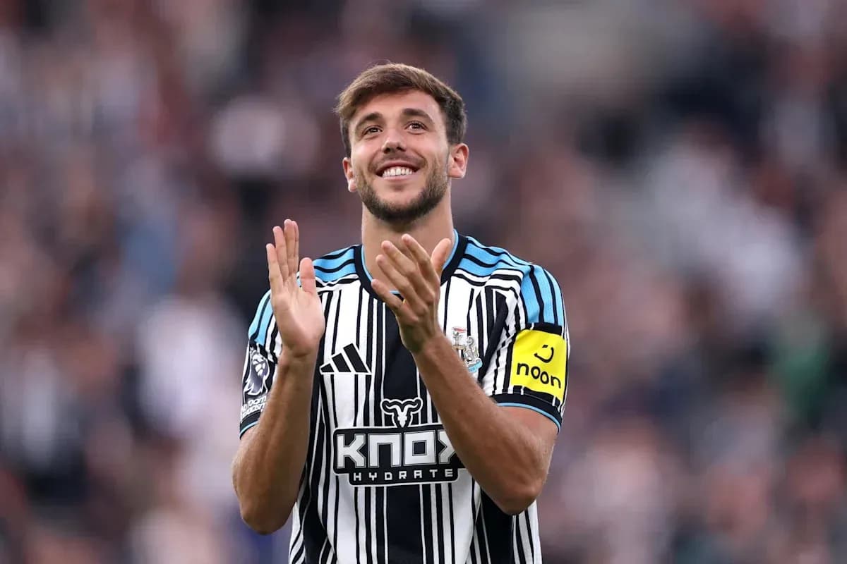 Jugador aplaudiendo con camiseta de Newcastle United