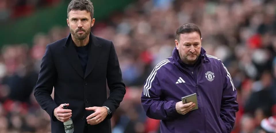 Entrenadores caminando por la línea de banda