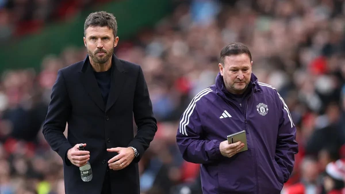 Entrenadores caminando por la línea de banda
