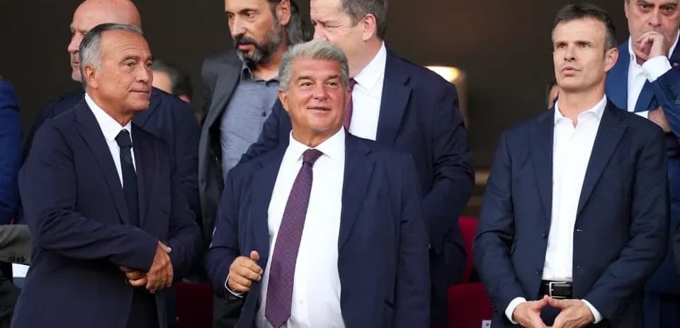 Dirigentes en el palco durante un partido