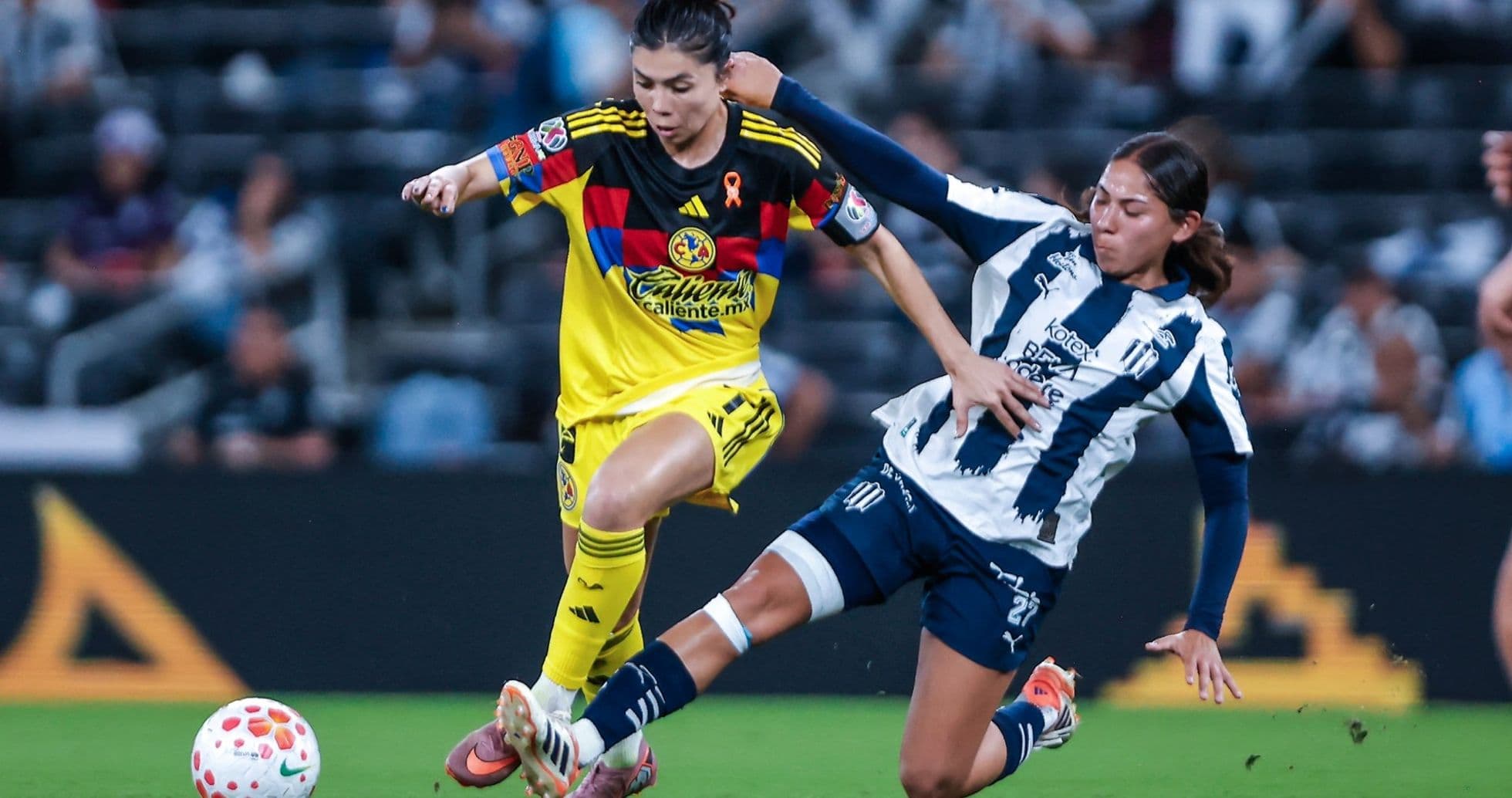 Jugadora de América W desafiando a jugadora de Monterrey W