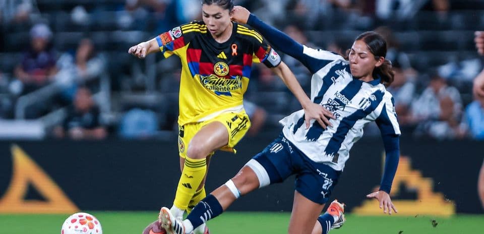 Jugadora de América W desafiando a jugadora de Monterrey W