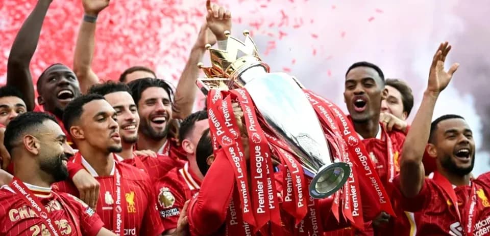 Jugadores de Liverpool celebrando con trofeo de Premier League