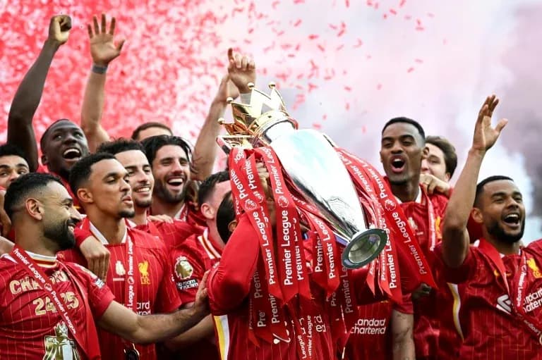 Jugadores de Liverpool celebrando con trofeo de Premier League