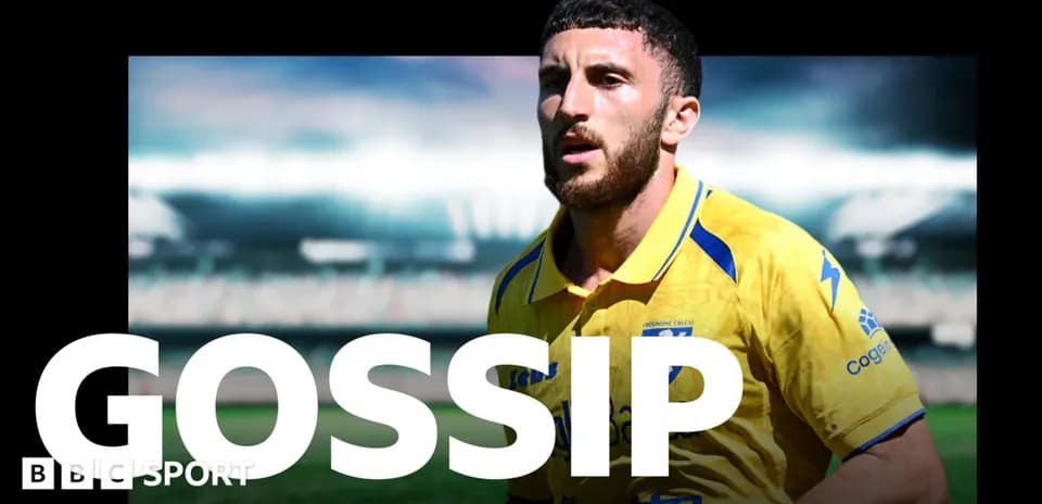 Jugador en uniforme amarillo en el campo de fútbol