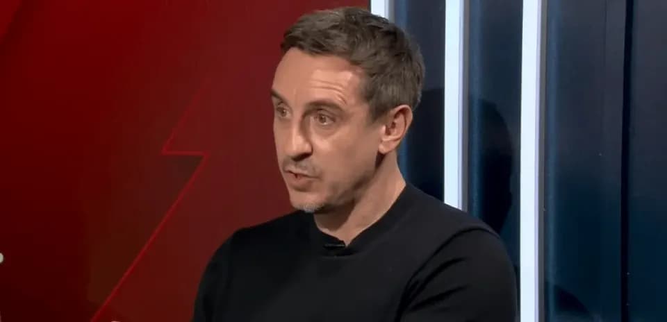 Hombre hablando durante un programa de análisis deportivo