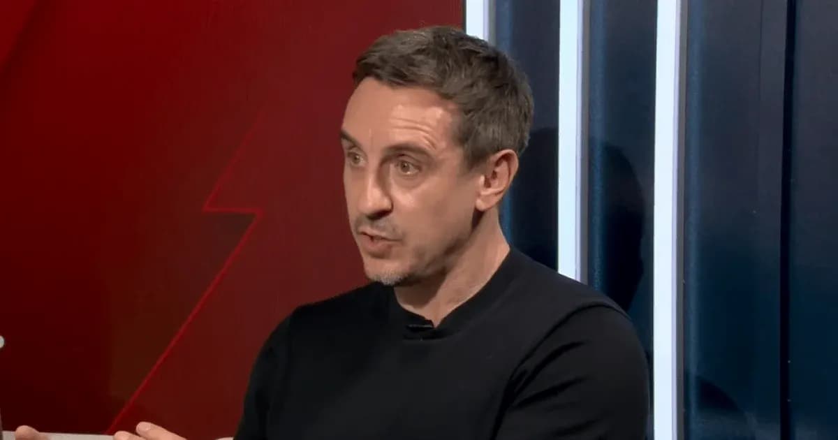 Hombre hablando durante un programa de análisis deportivo