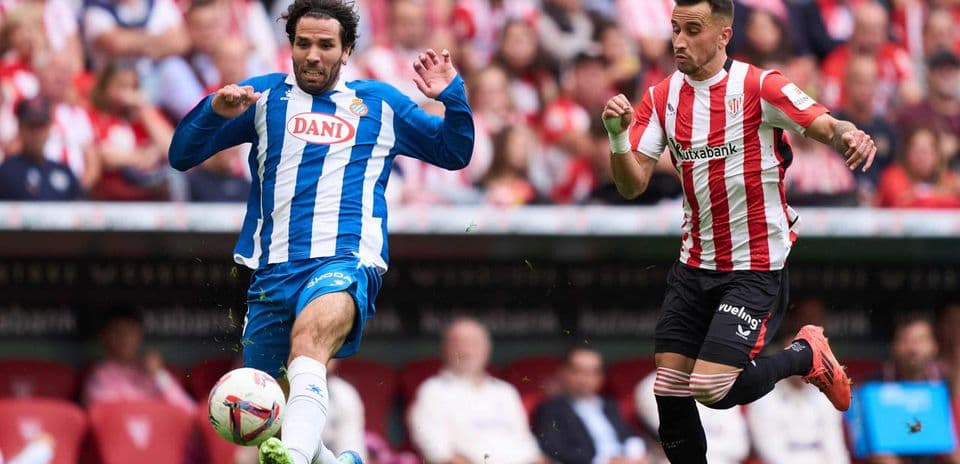 Jugador de Espanyol driblando en el partido