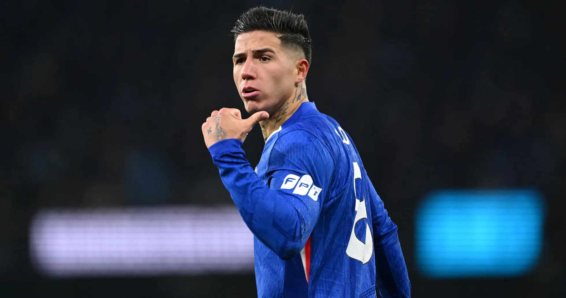 Jugador señalando con la mano durante el partido