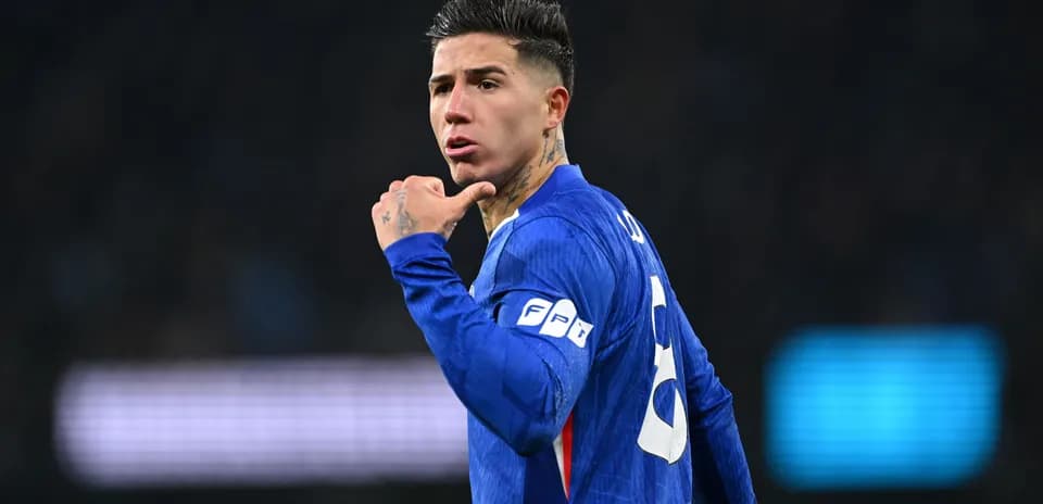 Jugador señalando con la mano durante el partido