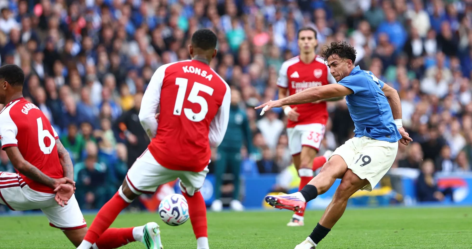 Jugador de Manchester City disparando a puerta en partido