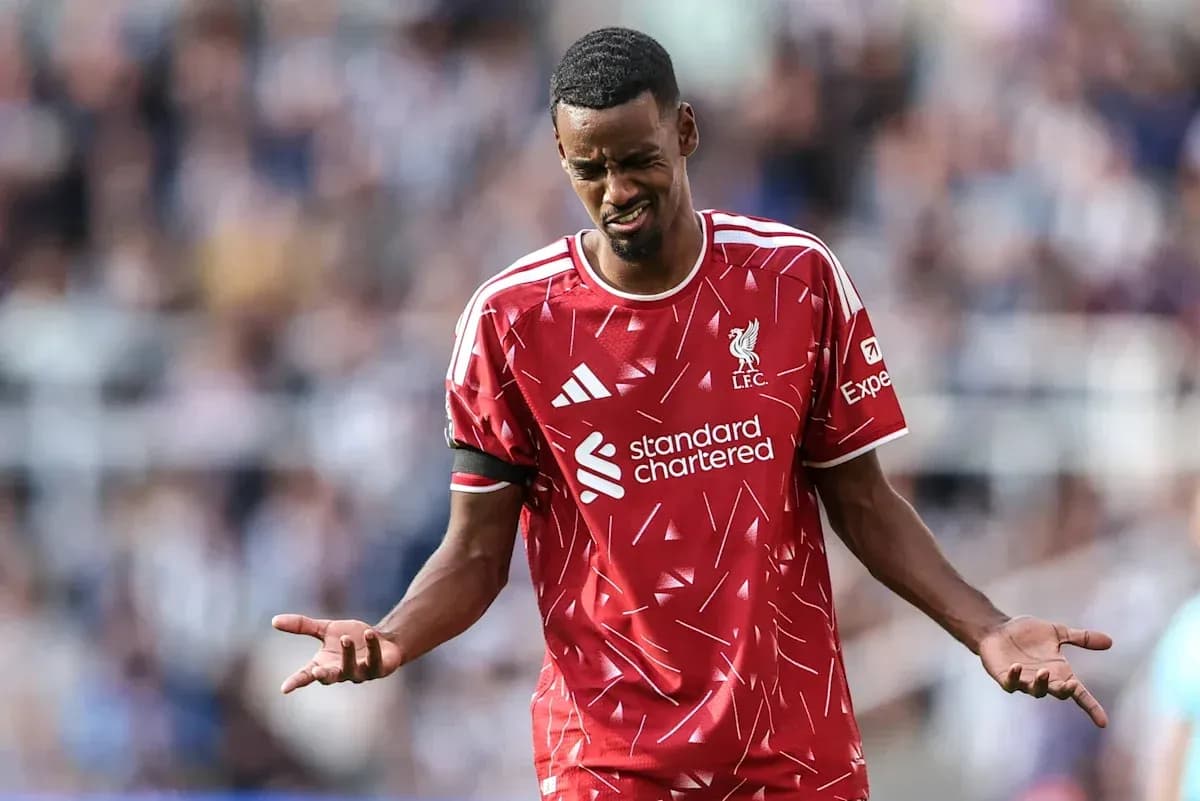 Jugador de Liverpool gesticulando durante el partido