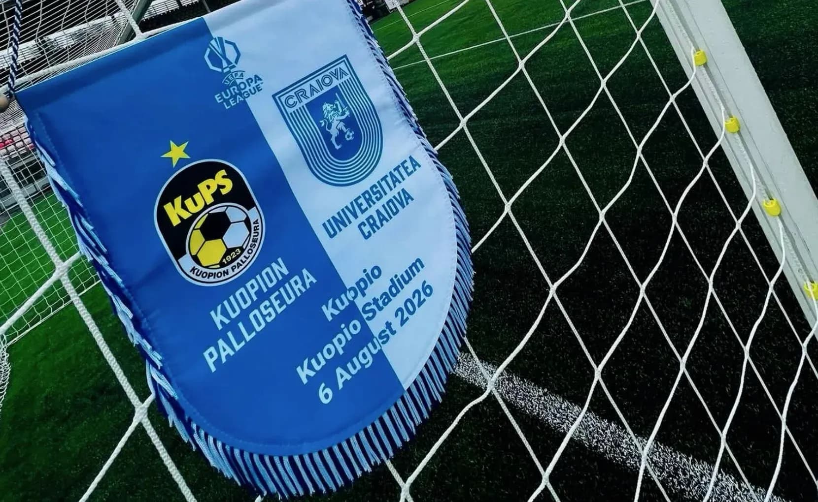 Banderín de Universitatea Craiova y KuPS