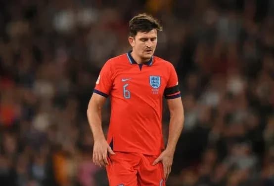 Jugador de Inglaterra con camiseta roja durante el partido