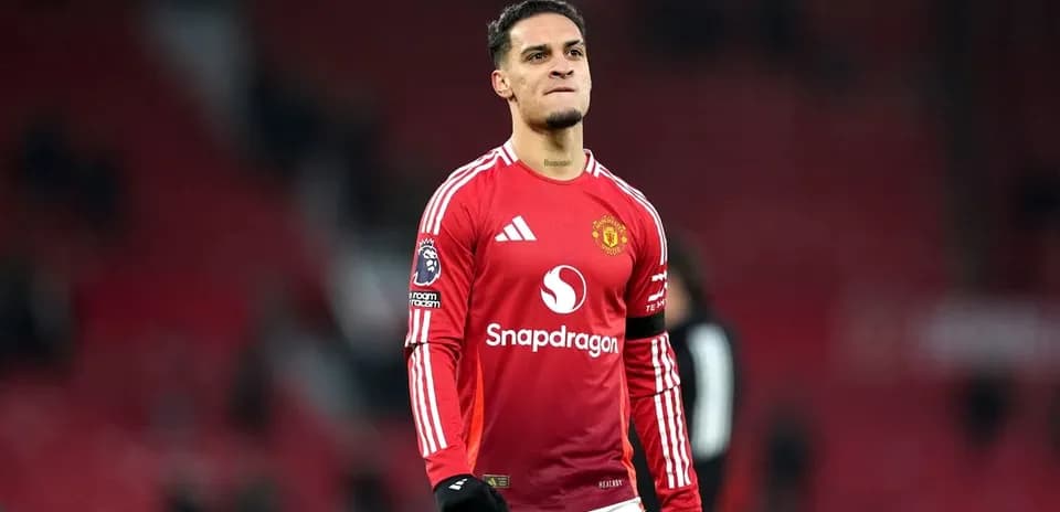 Jugador de Manchester United en uniforme rojo