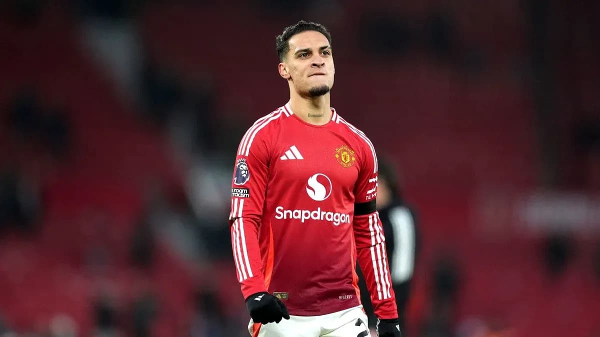 Jugador de Manchester United en uniforme rojo Jugador de Manchester United en uniforme rojo