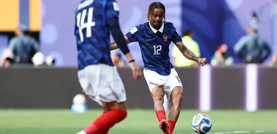 Jugador de Francia pateando el balón en partido