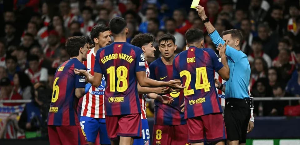 Árbitro mostrando tarjeta amarilla a jugadores de Barcelona