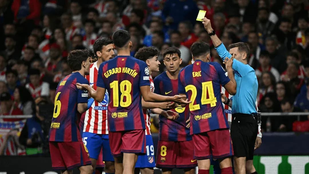 Árbitro mostrando tarjeta amarilla a jugadores de Barcelona