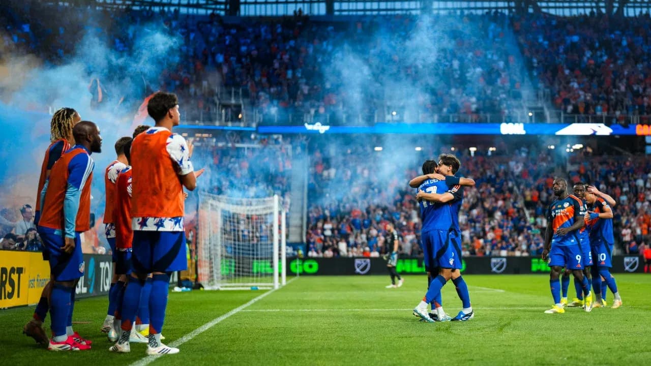Jugadores de FC Cincinnati celebrando un gol