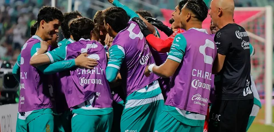 Jugadores de Santos Laguna celebrando un gol