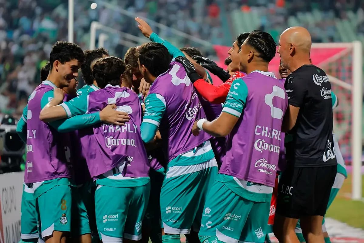 Jugadores de Santos Laguna celebrando un gol