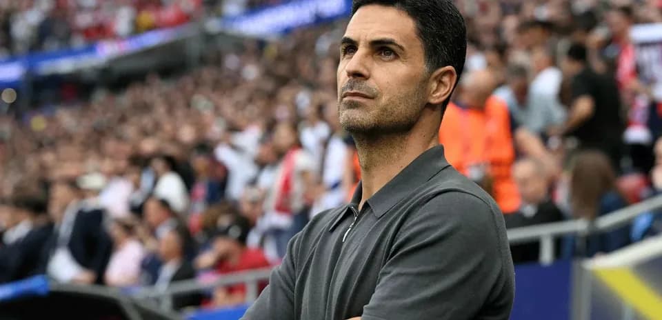 Entrenador observando el partido desde la banca