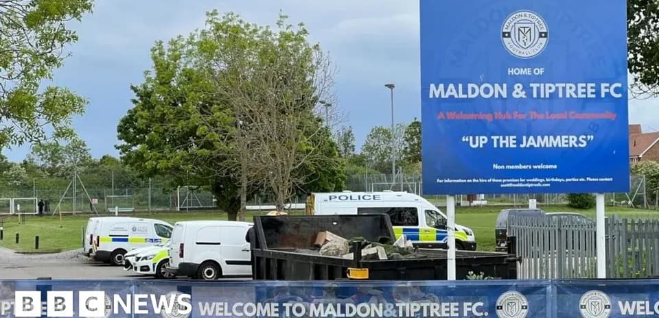 Cartel de bienvenida en estadio de Maldon y Tiptree FC