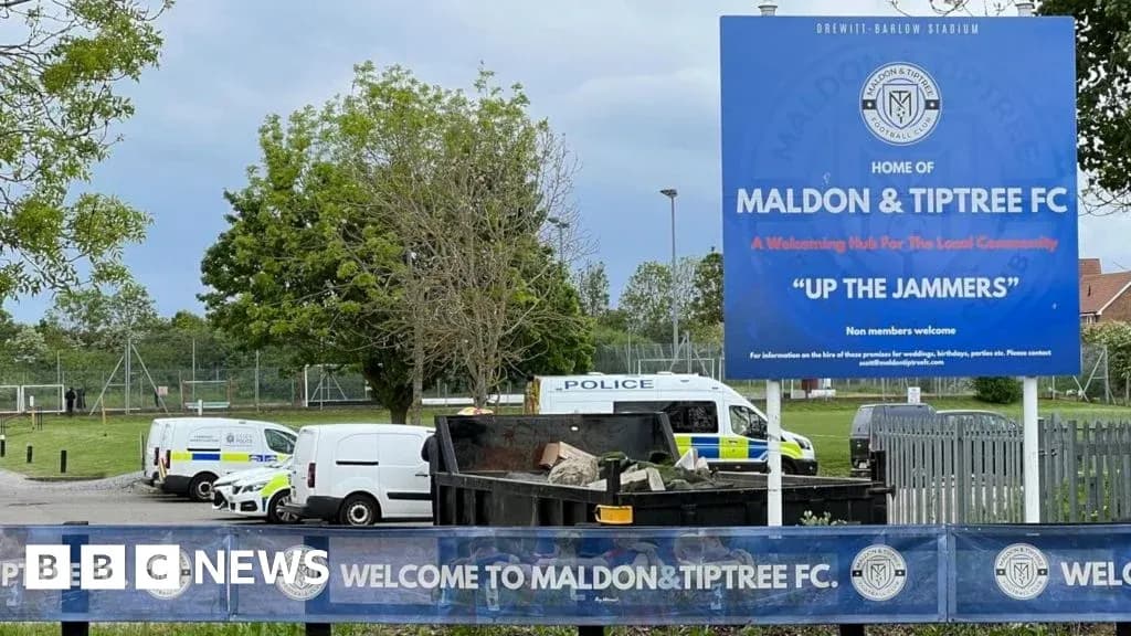 Cartel de bienvenida en estadio de Maldon y Tiptree FC