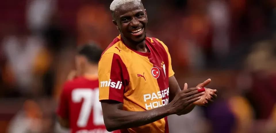 Jugador sonriendo con camiseta de Galatasaray en el estadio