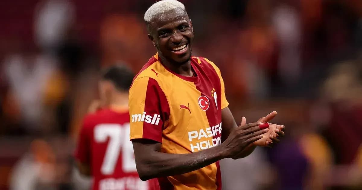 Jugador sonriendo con camiseta de Galatasaray en el estadio