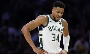 Jugador de los Bucks con camiseta blanca y número 34