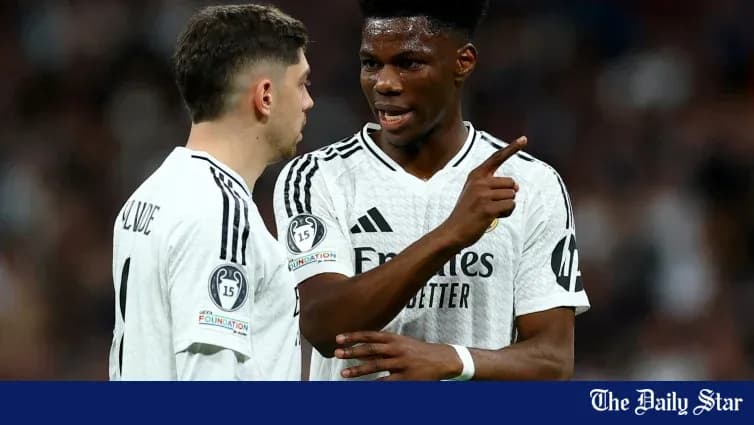 Jugadores de Real Madrid conversando en el campo