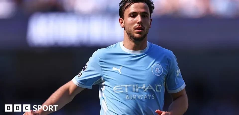 Jugador de Manchester City corriendo durante el partido