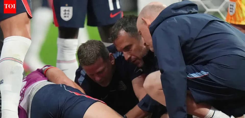 Entrenadores atendiendo a un jugador caído en el campo