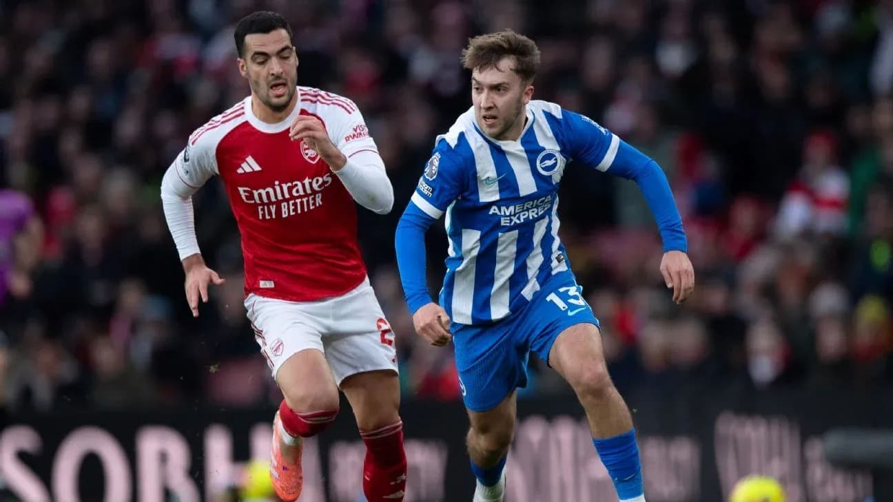 Jugadores de Arsenal y Brighton corriendo tras el balón