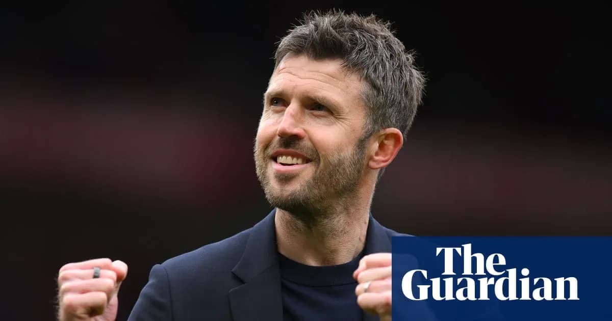 Entrenador celebrando en el campo de fútbol
