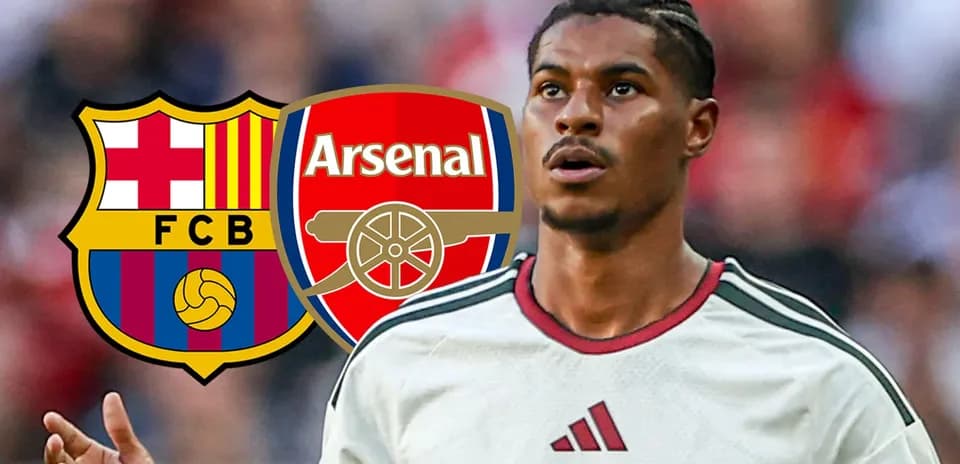 Jugador con camisetas de FC Barcelona y Arsenal