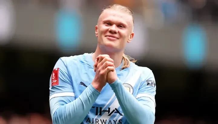 Jugador de Manchester City aplaudiendo en el campo