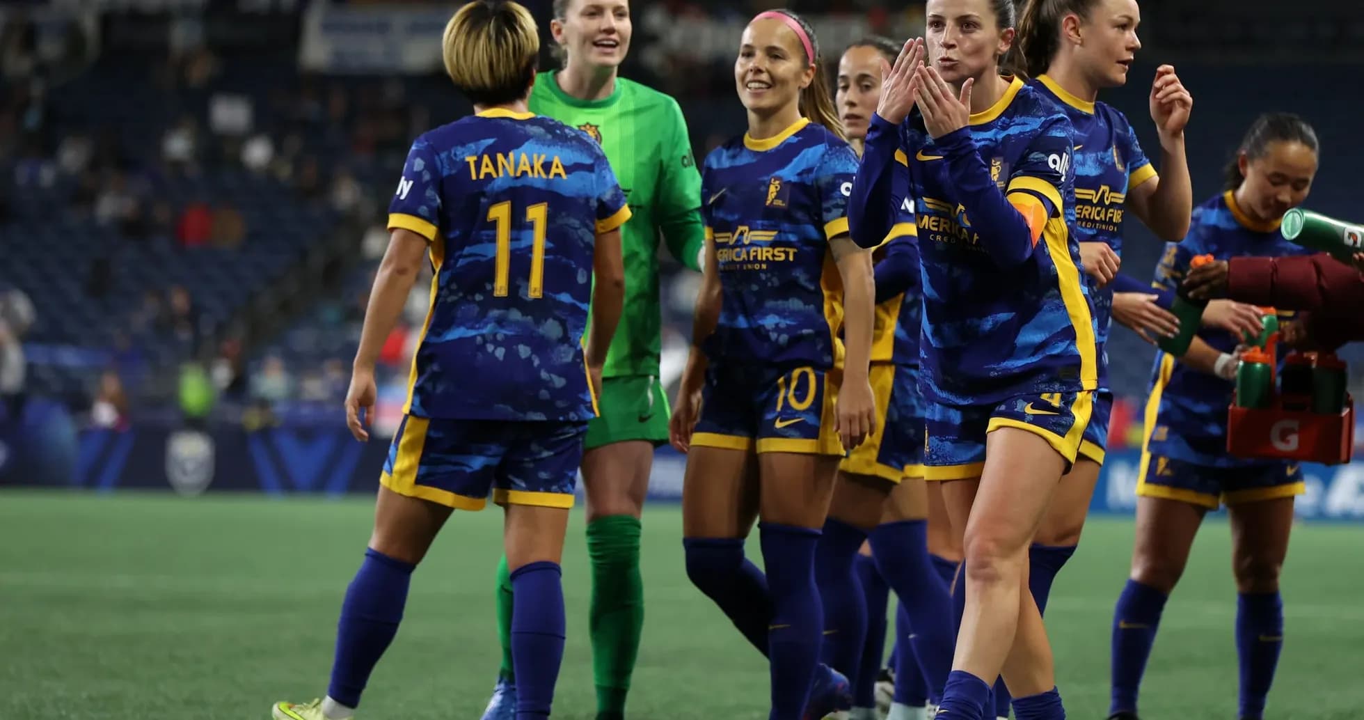 Jugadoras del Utah Royals celebrando en el campo