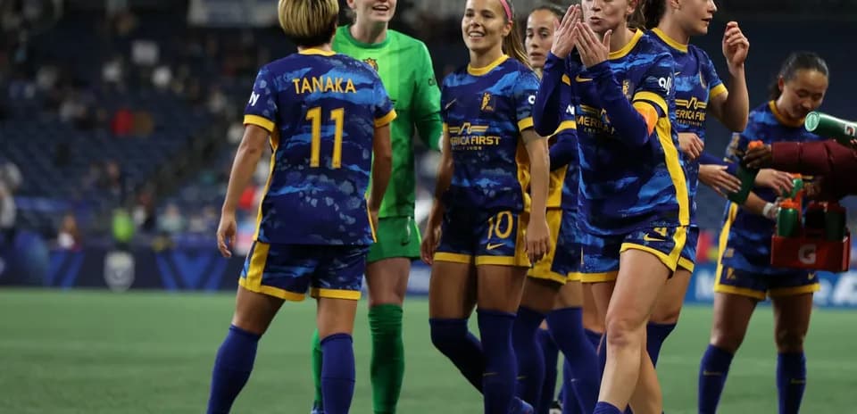 Jugadoras del Utah Royals celebrando en el campo
