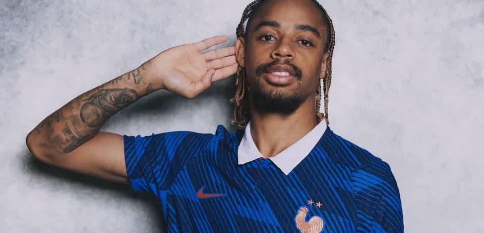 Jugador con camiseta de Francia posando para foto