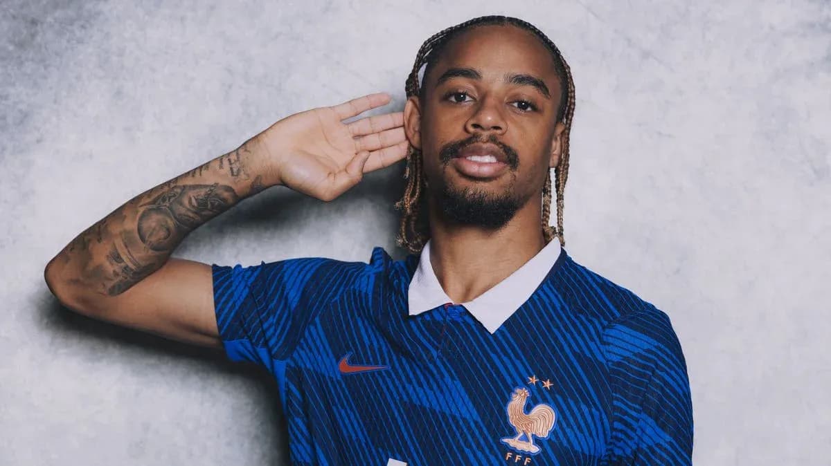 Jugador con camiseta de Francia posando para foto