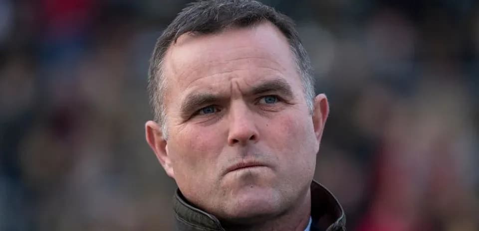 Hombre con expresión seria en un evento deportivo