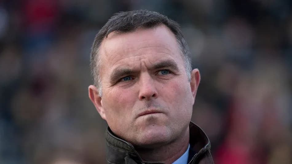 Hombre con expresión seria en un evento deportivo